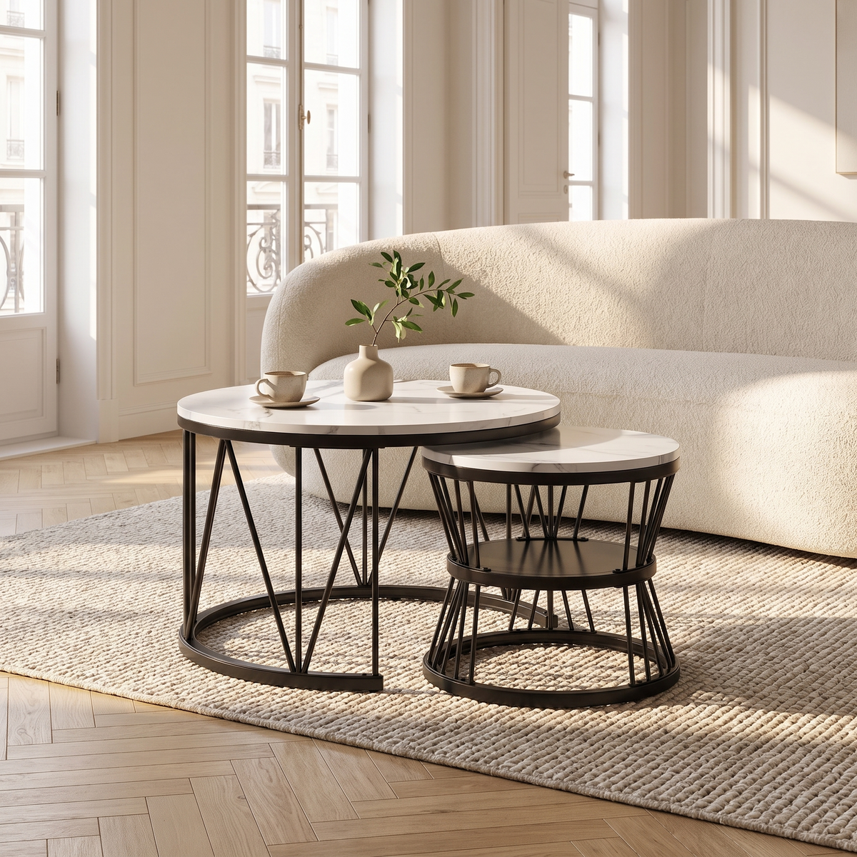 Tables basses gigognes rondes motif marbre et métal noir dans un intérieur