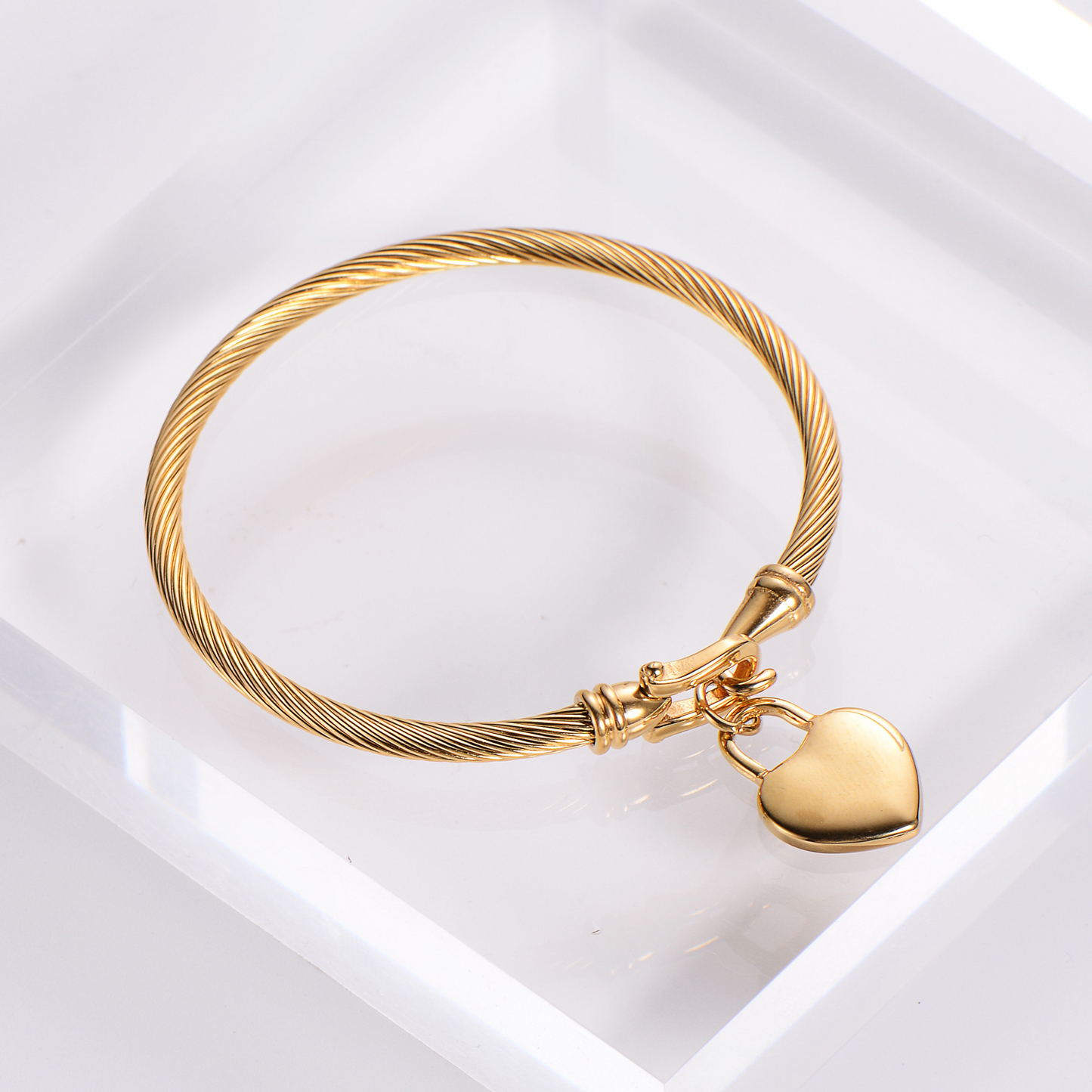 Bracelet Cœur Fil — Acier Plaqué Or 18K