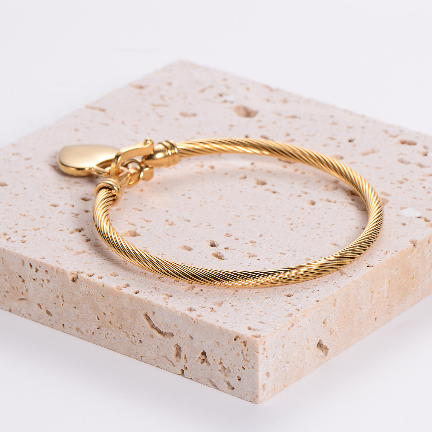 Bracelet Cœur Fil — Acier Plaqué Or 18K