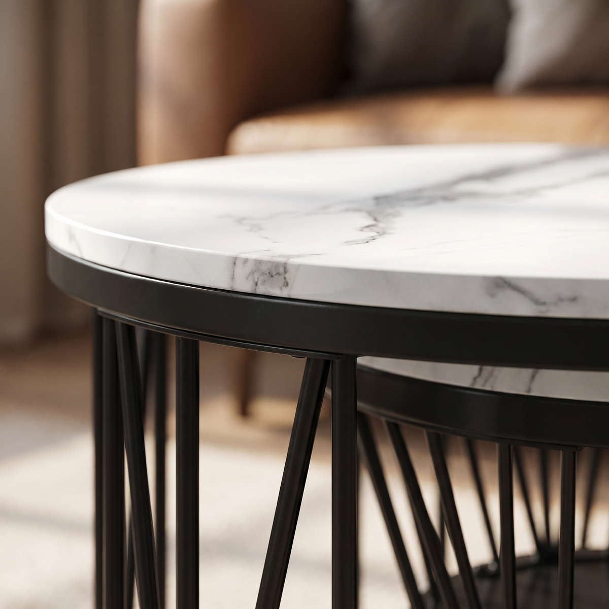 Tables basses gigognes rondes motif marbre et métal noir, vue de détail